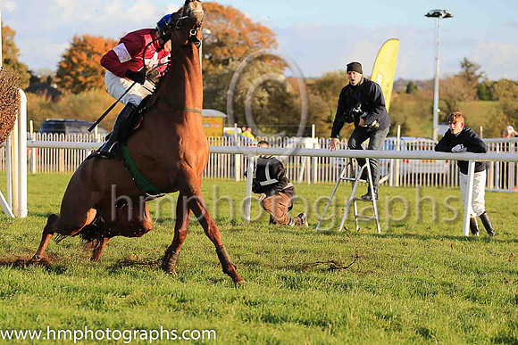 06th Net D'ecosse and Paul Townend ( 5 , maroon, white star, blue cap) Trainer - N Meade , Owner - Gigginstown House Stud