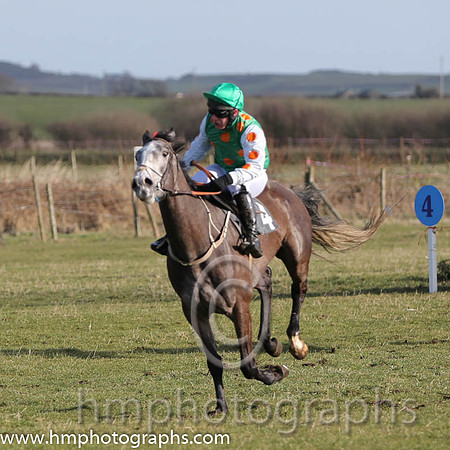 01 Monbeg Rose  R James - Trainer : Donnchadh Doyle, Green, orange spots