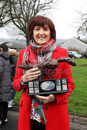 Margaret Simpson daughter of the late Peggy Hagan owner of Balnaslow with the Randox Health Foxhunter Chase 2018 Trophy  - FT8E3433