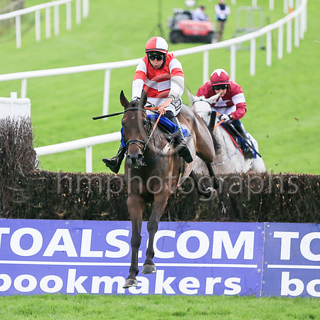 01st Arrycan ( 1 , red, white hoop ) Trainer - L P Cusack , Owner - Shannon Street Syndicate