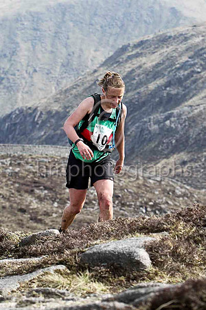 Ruth Metcalfe - Eryri Harriers - 107th , 13th woman in 3.14.00 - FT8E1760-e