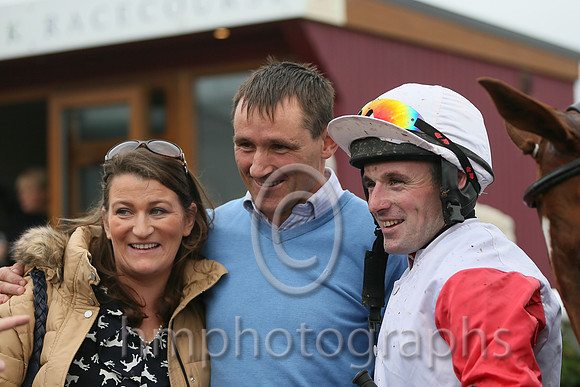 01st Sister Annie ( 12 , ehite, red sleeves ) and S.W. Flanagan - Trainer : John Laurence Cullen - Owner : Mrs Riona Molony