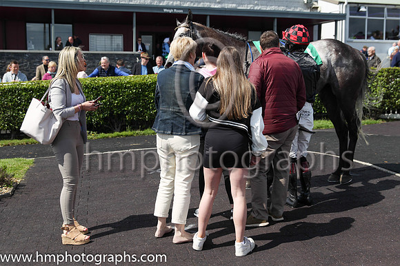 01st Dollar Value (1 ,black ) Jockey: M M McDonagh(2) ,Trainer: T G McCourt