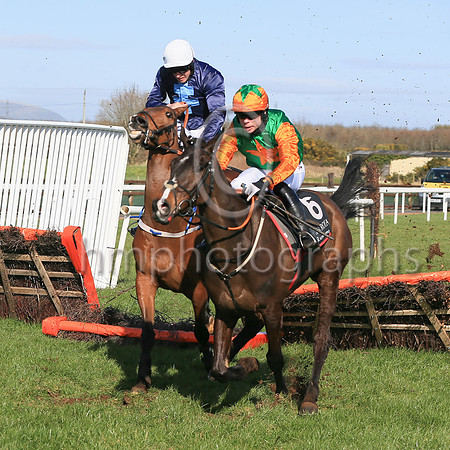 01st Papal Lodge and D F ORegan ( 6 , green, red star ) Trainer - Mrs D Foster , Owner - Justanidea Syndicate