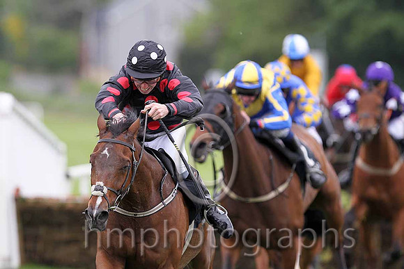 R3 - Duroob (black red spots) 1st, Jockey M W Bowes , Seldom Fed (Blue Yellow chevron) 3rd, Quai Du Roi (Blue Yellow Check Sleeves) 2nd   - FT8E0468-e