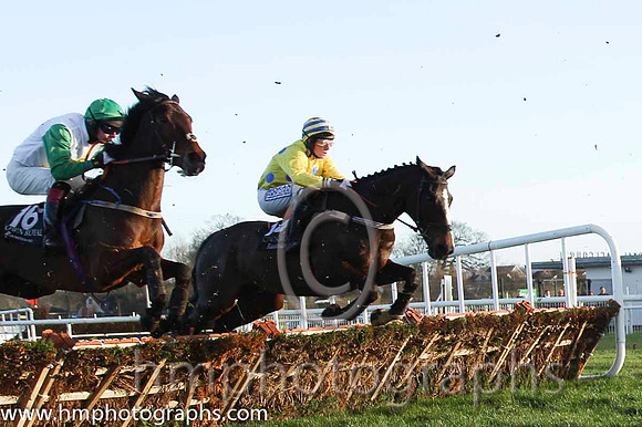 07 Nosey Box & D R Fox - 7th (16, white, yellow star, emerald green sleeves) & 17 Tama Taskin & B F Cawley - 17th (14, yellow, royal blue spots) - CU2D9803-36