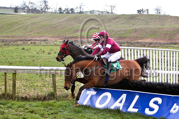 Sky Pilot (6 white red striped sleeves) & B J Cooper - 2nd  &  Undone (8 Maroon white star) & M N Doran - WinnerFT8E9873-e