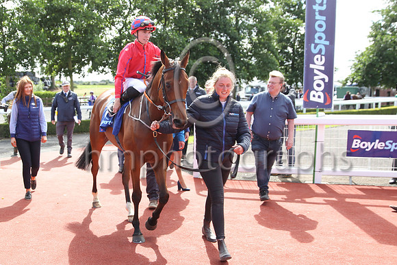 01st Urban Oasis (6 red, blue seams ) Jockey: Jamie Powell7 , Trainer: John James Feane