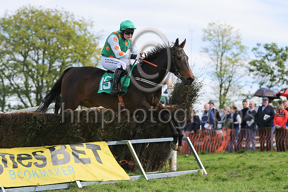 01st KINGS MONARCH (GB) and R James ( 15 , EMERALD GREEN,orange spots; white sleeves,orange spots; emerald green cap ) Trainer: Donnchadh Doyle , Owner : Syndicate Monbeg