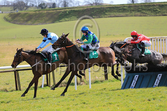 01st Percy and D N Russell ( 6 , red. Gold star ) Trainer - G Elliott , Owner - George Turner  Clipper Logistics Group Ltd