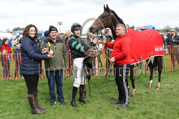 01st YEAH MAN and J W Hendrick ( 45 , BLACK,emerald green epaulettes; black  emerald green hooped sleeves; black  emerald green hooped cap ) Trainer: Cormac Doyle , Owner : Partnership Monbeg Farm Ra