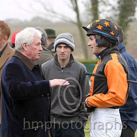 David McCammon owner of Inverglen gives instructions to jockey Ben Crawford -CU2D1948-e