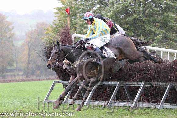 01 Mercers Court & P E Turley - winner (4, light blue and yellow stripes ) - FT8E9534-37