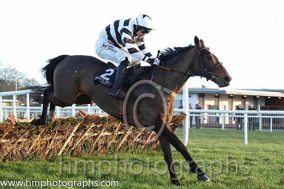 12 Bumbee & S McDermott - 12th (2, white and black hoops) - CU2D9853-69