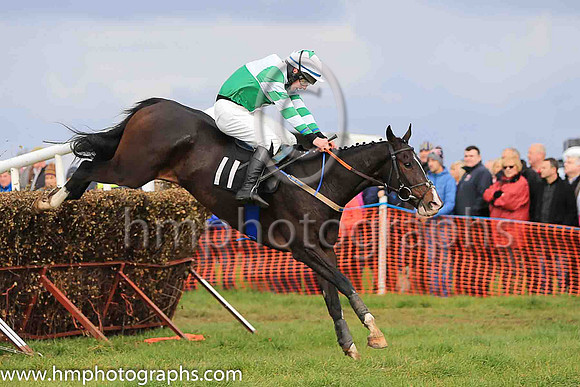 SECRET APPROACH and B G Crawford ( 11 , GREEN  WHITE QTD; green  white hooped sleeves; white cap,green star ) Trainer: Neil McKnight,, Owner : Christine McKnight