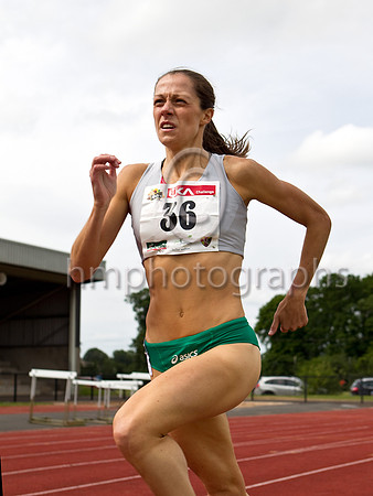 Kelly McNeice City of Lisburn winning the 800 metres  - FT8E0796-e23a4j