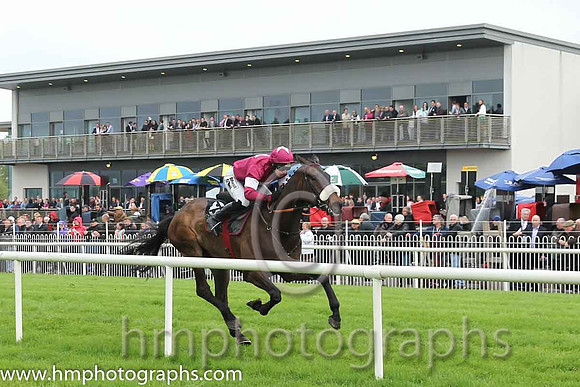 01 Officer Cadet & Ms N Carberry - winners (8, maroon, white star) - CU2D1846-27