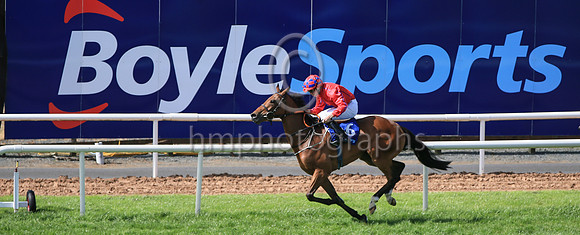 01st Urban Oasis (6 red, blue seams ) Jockey: Jamie Powell7 , Trainer: John James Feane