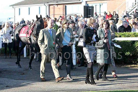 Entering the parade ring - FT8E6955-e