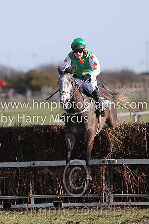 01 Monbeg Rose  R James - Trainer : Donnchadh Doyle, Green, orange spots