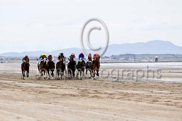 Smoky Cloud in the lead, Winner, Jockey D E Mullins -FT8E4086-e