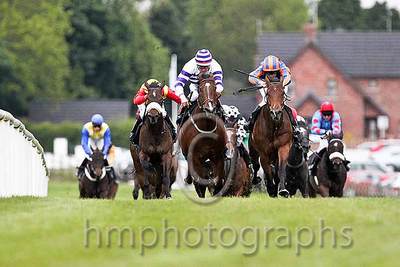 R7 -  Slade (White & Purple Hoops) Rider P J Smullen and Rockymountainhigh (Royal Blue Orange Disc) Rider Johnny Murtagh battle it out. Rochymountainhigh won the race- FT8E0600-e