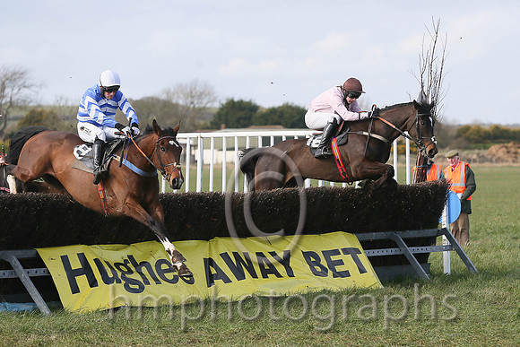 01st OSCAR MOR and B O'Neill ( 8 , ROYAL BLUE,white chevrons; royal blue,white chevrons sleeves; white cap ) Trainer: Colin Bowe,, Owner : Sean Wickham