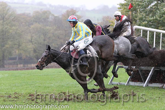 01 Mercers Court & P E Turley - winner (4, light blue and yellow stripes ) - FT8E9536-39