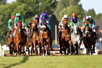 Benificialhussey (4th from the left purple hat) in the lead - FT8E1015-e