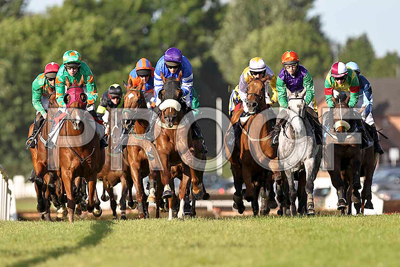 Benificialhussey (4th from the left purple hat) in the lead - FT8E1015-e