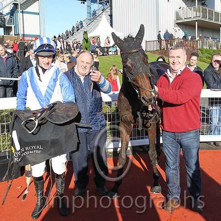 01st Fethard Player ( 1 , white, blue chevron ) and D.J. Mullins (3) - Trainer : W. F. Treacy - Owner : W. F. Treacy