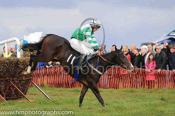 SECRET APPROACH and B G Crawford ( 11 , GREEN  WHITE QTD; green  white hooped sleeves; white cap,green star ) Trainer: Neil McKnight,, Owner : Christine McKnight