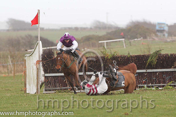 01 Patsy's Benefit & J P McKeown - Winners (7, purple, white sleeves) & 08 South Circle & Ms R Blackmore - Fell (5, grey, maroon chevrons) - FT8E3211-52