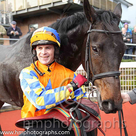 01 Gilt Shadow & Mr S Crawford - winner (1, orange, royal blue star) - CU2D9340-26