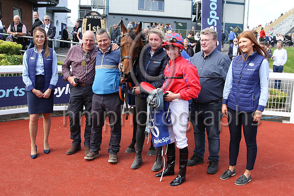 01st Urban Oasis (6 red, blue seams ) Jockey: Jamie Powell7 , Trainer: John James Feane