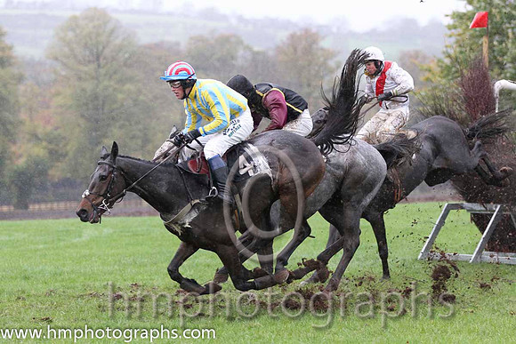 01 Mercers Court & P E Turley - winner (4, light blue and yellow stripes ) - FT8E9537-40
