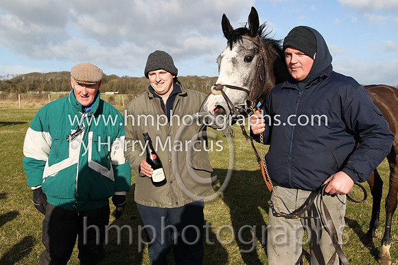 01 Monbeg Rose  R James - Trainer : Donnchadh Doyle, Green, orange spots