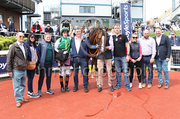 01st Fennor Cross (4 green, white seams, white sleeves ) Jockey: Donagh O'Connor , Trainer: John C McConnell