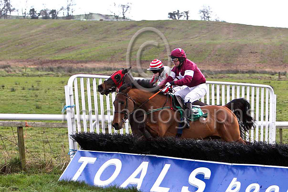 Sky Pilot (6 white red striped sleeves) & B J Cooper - 2nd  &   Undone (8 Maroon white star) & M N Doran - WinnerFT8E9872-e