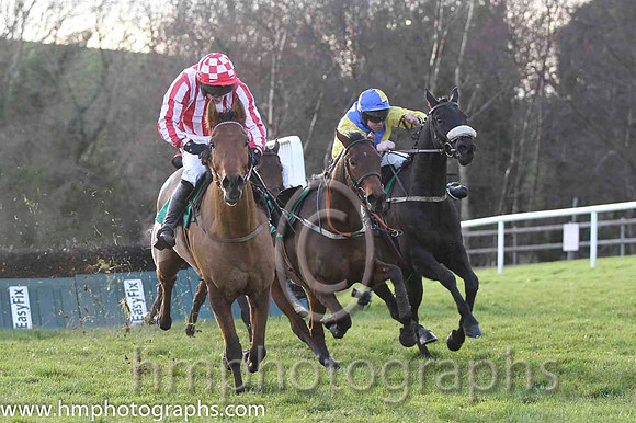 02 Redclue & A E Lynch - 2nd (10, royal blue & yellow diabolo) & 01 Allez Vic & B Hayes - winners (3, red and white stripes ) - FT8E1288-31