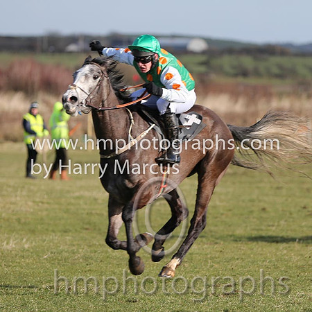 01 Monbeg Rose  R James - Trainer : Donnchadh Doyle, Green, orange spots