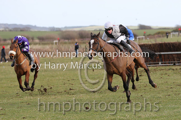 01 Ballyarthur  Derek O'Connor - Trainer : Colin S McKeever, Black and white qtrd