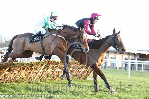 11 Isle View & B M Cash - 11th (5, white, emerald green star) & 13 SunsetsToRise & J S McGarvey - 13th (13, black, white star, maroon sleeves) - CU2D9849-65