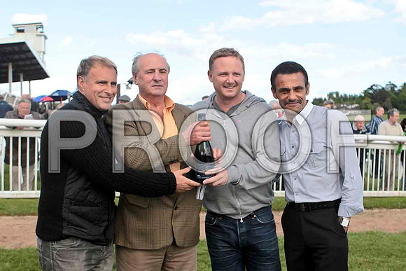 Mr David McBratney (2nd from left ) owner of Bachelor Lad with Man U ex-players - CU2D9247-e2