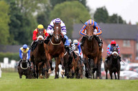 R7 - Slade (White & Purple Hoops) Rider P J Smullen and Rockymountainhigh (Royal Blue Orange Disc) Rider Johnny Murtagh battle it out. Rochymountainhigh won the race - FT8E0601-e