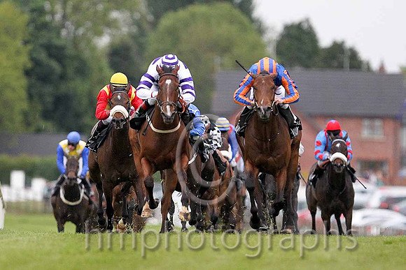 R7 - Slade (White & Purple Hoops) Rider P J Smullen and Rockymountainhigh (Royal Blue Orange Disc) Rider Johnny Murtagh battle it out. Rochymountainhigh won the race - FT8E0601-e