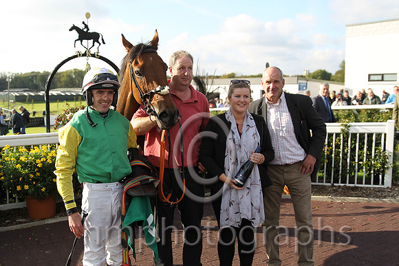 01st Sarwistan ( 5 , green, yellow sleeves ) and R. Walsh - Trainer : A.J.Martin - Owner : John Breslin