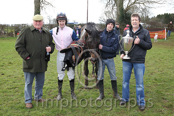 01st MOLLYKING? and M J O'Hare ( 17 , PINK; blue sleeves; pink  blue striped cap ) Trainer: J.G. Cosgrave,, Owner : Fred Mackey