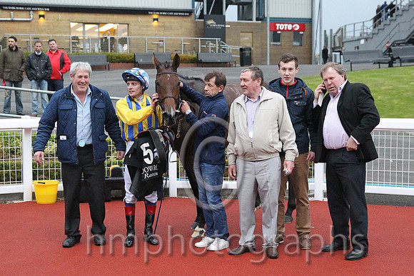 01st dh Whiteout (GER) ( 5 , yellow  royal blue stripes ) and D.P. McDonogh - Trainer : W.P. Mullins - Owner : D.Lawlor