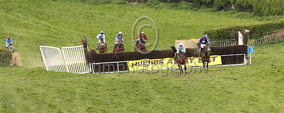01st ISLE ROAD and Derek O'Connor ( 6 , WHITE,green star; white  green striped sleeves; white cap,green diamonds ) Trainer: Jason Cairns , Owner : Frank McClean
